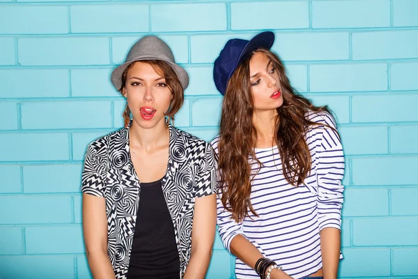 Happy young people having fun in front of blue brick wall — Stock Photo, Image