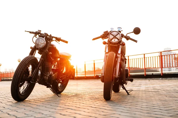 Two black and silver vintage custom motorcycles caferacers — Stock Photo, Image