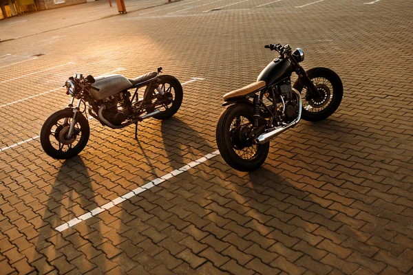 Два черных и серебристых винтажных мотоциклетных гонщика кафе — стоковое фото