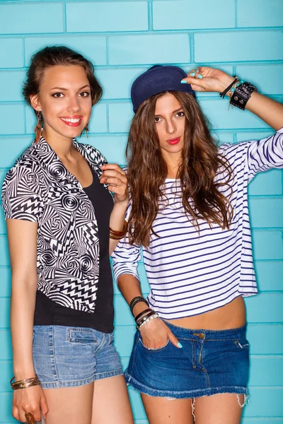 Mutlu genç insanlar mavi tuğla duvar önünde eğleniyor — Stok fotoğraf