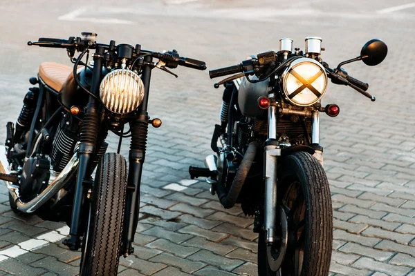 Дві чорно-срібні старовинні мотоцикли кав'ярні гонщики — стокове фото