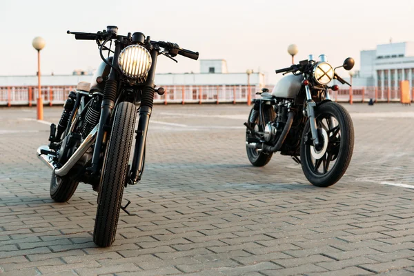 Due moto vintage nere e argentate custom cafe racers — Foto Stock