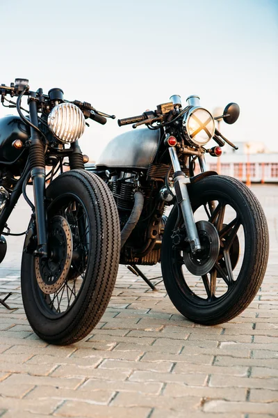 Two black and silver vintage custom motorcycles cafe racers — Stock Photo, Image