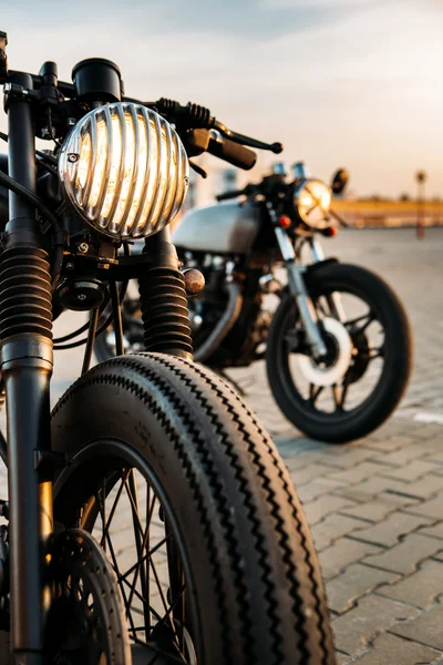 Dos negro y plata vintage motocicletas personalizadas caferacers — Foto de Stock
