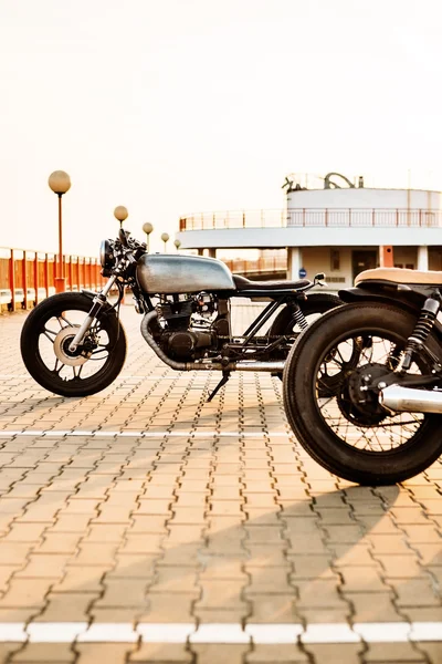Zwei schwarze und silberne Custom-Motorräder Caferacers — Stockfoto