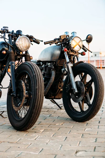 Due moto vintage nere e argentate custom cafe racers — Foto Stock