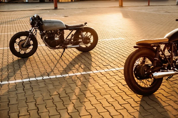 Két fekete és ezüst vintage egyéni motorkerékpár caferacers — Stock Fotó