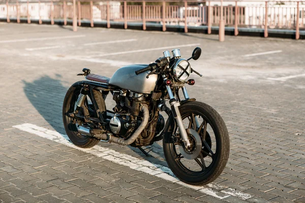 Srebrny starodawny zwyczaj motocykl caferacer — Zdjęcie stockowe