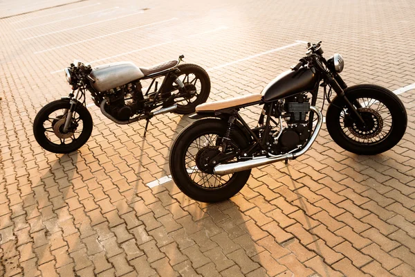 Two black and silver vintage custom motorcycles cafe racers — Stock Photo, Image