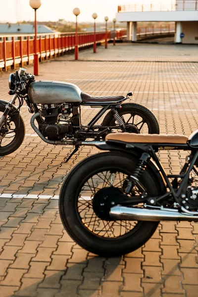 Zwei schwarze und silberne Custom-Motorräder Caferacers — Stockfoto