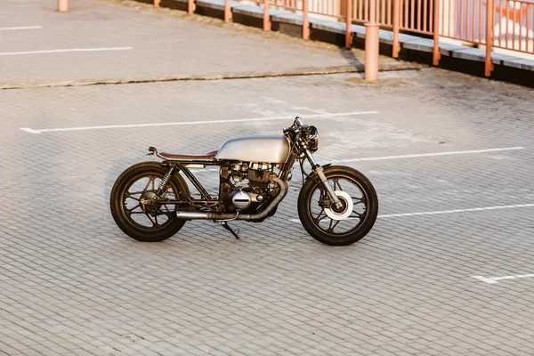 Srebrny starodawny zwyczaj motocykl caferacer — Zdjęcie stockowe