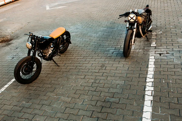 两个黑色和银色的老式定制摩托车咖啡馆赛车手 — 图库照片