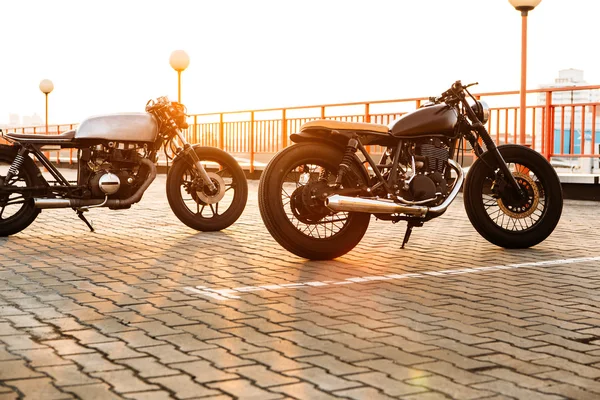 Two black and silver vintage custom motorcycles caferacers — Stock Photo, Image