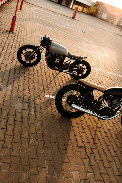 Dos negro y plata vintage motocicletas personalizadas cafeterías corredores — Foto de Stock