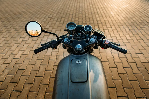 Prata vintage personalizado motocicleta piloto de café — Fotografia de Stock