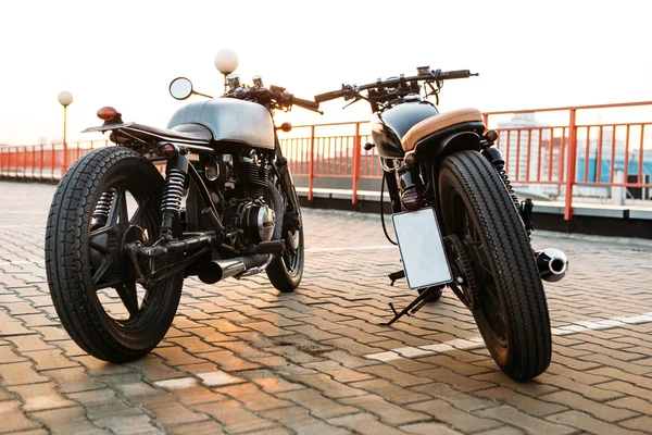 自定义的两个黑色和银色老式摩托车 caferacers — 图库照片