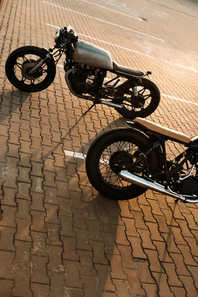 Due moto vintage nere e argentate custom cafe racers — Foto Stock