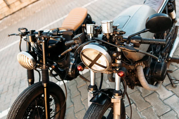 Twee zwarte en zilveren vintage aangepaste motorfietsen café racers — Stockfoto