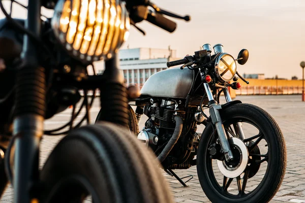 Two black and silver vintage custom motorcycles caferacers — Stock Photo, Image