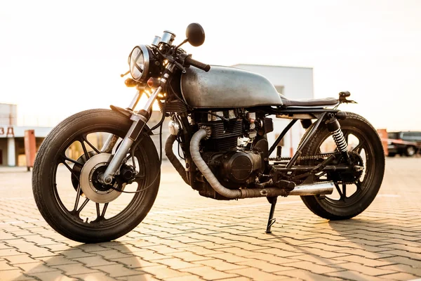 Srebrny starodawny zwyczaj motocykl caferacer — Zdjęcie stockowe