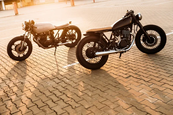 Twee zwarte en zilveren vintage aangepaste motorfietsen café racers — Stockfoto