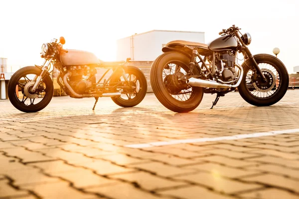 两个黑色和银色的老式定制摩托车咖啡馆赛车手 — 图库照片