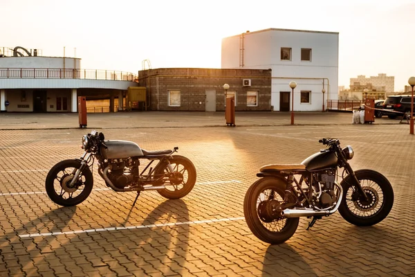 Due moto vintage nere e argentate su misura caferacers — Foto Stock