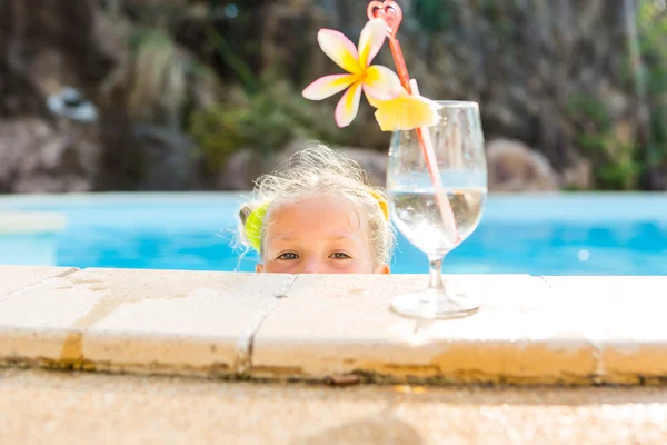 Menina bonito na piscina — Fotografia de Stock