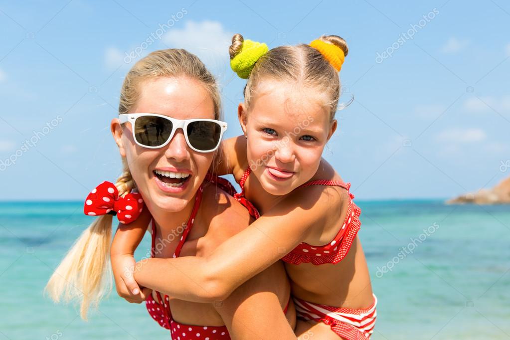 面白い女の子とビーチの母 ストック写真 C Nikkolia