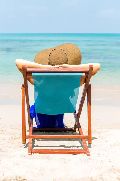 Beautiful woman in beach chair. — Stock Photo, Image