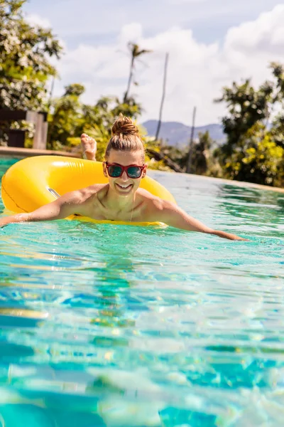 Sexy fille avec anneau jaune à la fête de la piscine — Photo