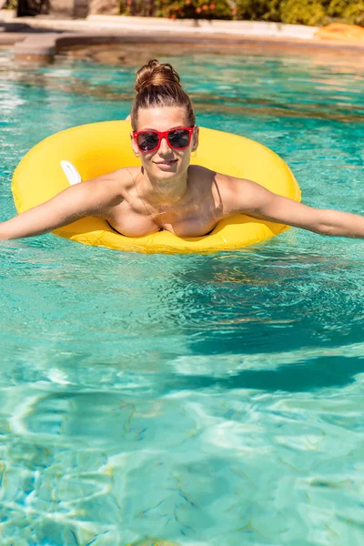 Sexy chica con anillo amarillo en la fiesta de la piscina — Foto de Stock