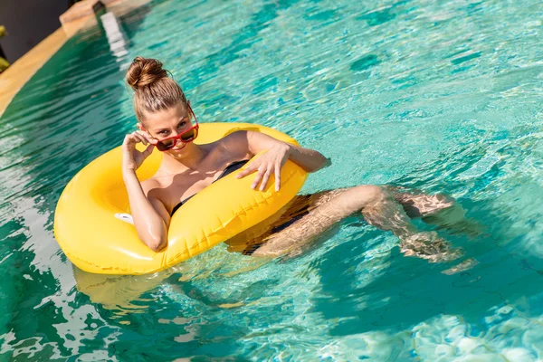 Menina sexy com anel amarelo na festa da piscina — Fotografia de Stock