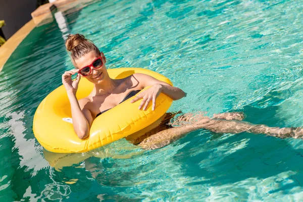 Menina sexy com anel amarelo na festa da piscina — Fotografia de Stock