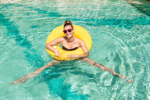 Menina sexy com anel amarelo na festa da piscina — Fotografia de Stock