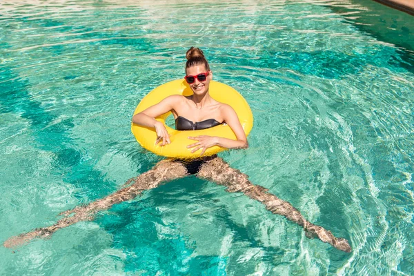 Sexy chica con anillo amarillo en la fiesta de la piscina — Foto de Stock