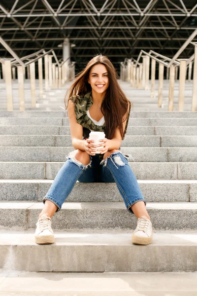 Happy girl with to go cup — Stock Photo, Image