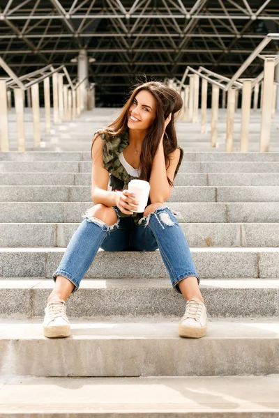 Happy girl with to go cup — Stock Photo, Image