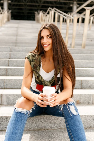 Happy girl with to go cup — Stock Photo, Image