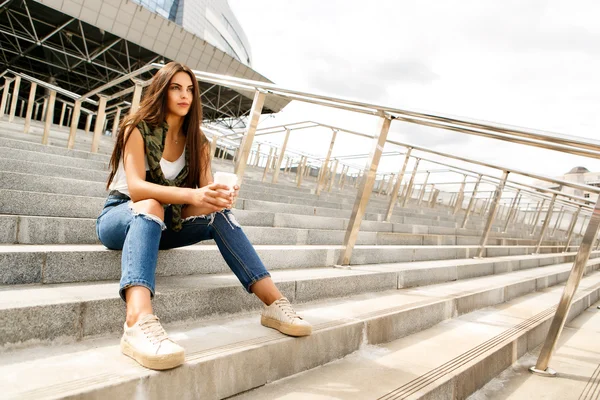 Glückliches Mädchen mit Tasse to go — Stockfoto