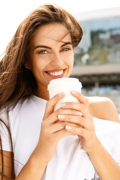 Chica feliz con para ir taza — Foto de Stock