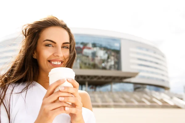 Happy girl with to go cup — Stock Photo, Image