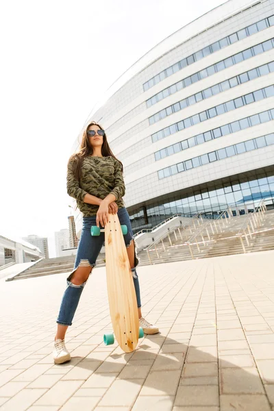 Glad tjej med longboard skateboard — Stockfoto