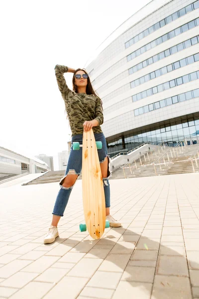 Chica feliz con longboard skateboard —  Fotos de Stock