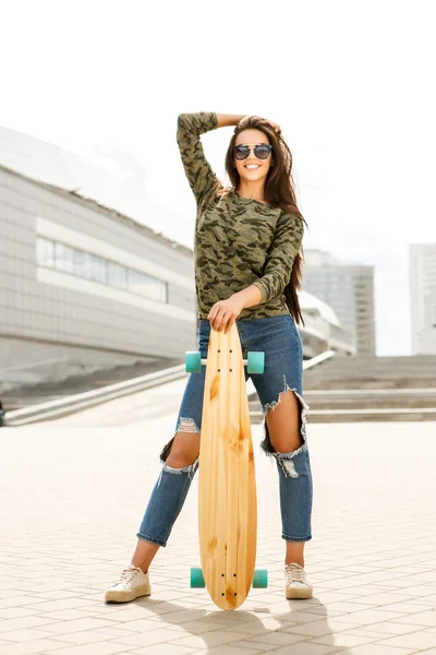 Glad tjej med longboard skateboard — Stockfoto