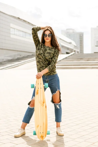 Gelukkig meisje met longboard skateboard — Stockfoto