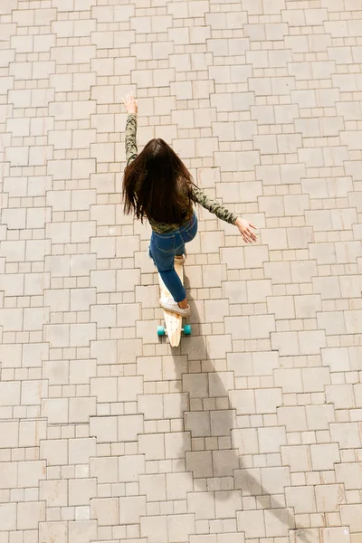 Menina feliz com skate longboard — Fotografia de Stock