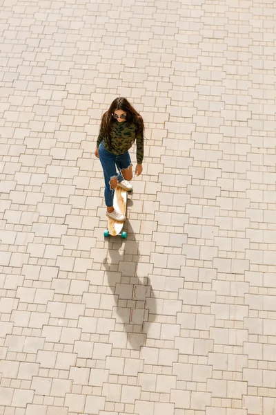 Chica feliz con longboard skateboard — Foto de Stock