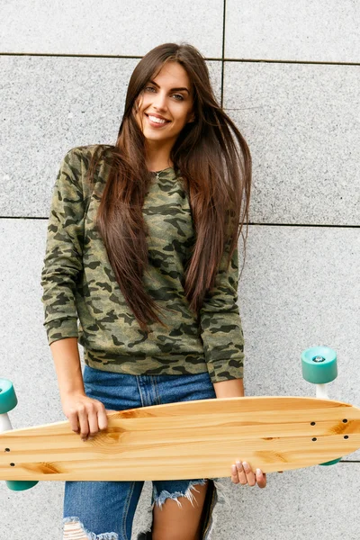 Chica feliz con longboard skateboard — Foto de Stock