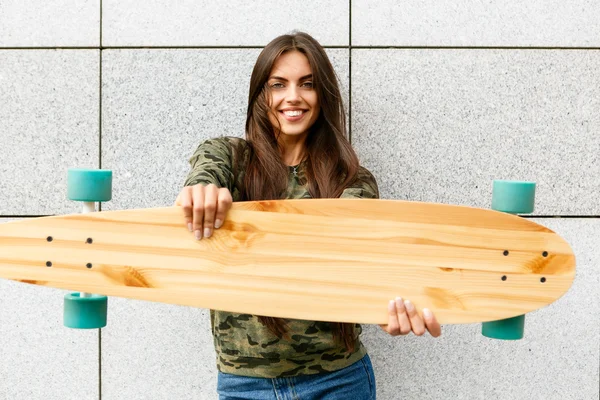 Glad tjej med longboard skateboard — Stockfoto